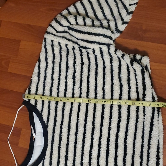 Free People  fuzzy White w/black oversized Sweater sz Small - Picture 7 of 11